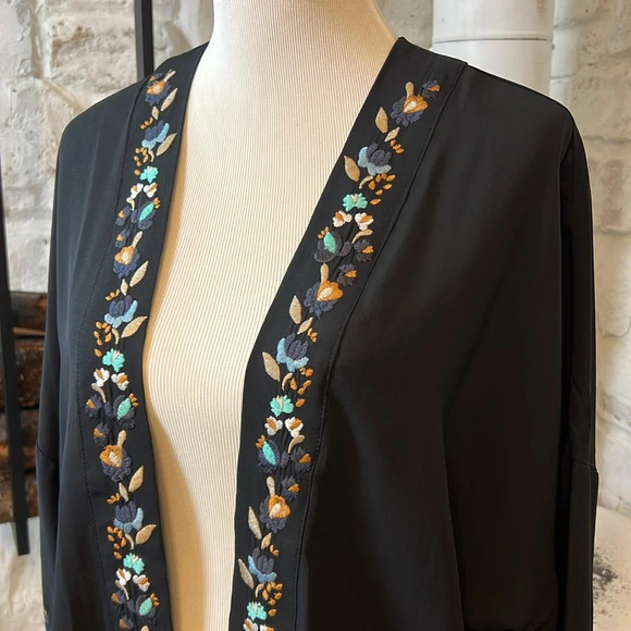 Forever 21 | Floral Embroidered Kimono - Picture 2 of 8